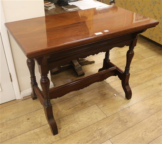 A Victorian mahogany centre table, W.107cm